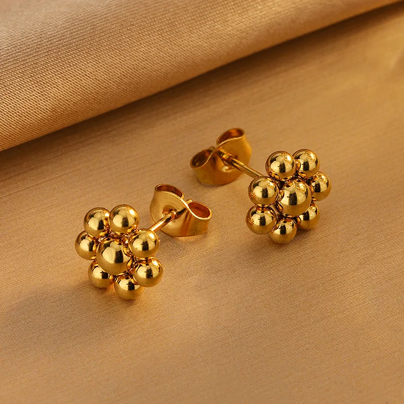 Puces d'oreilles doré en acier inoxydable avec fleur stylisée, bijou élégant
