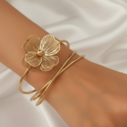 Femme portant un bracelet manchette femme en acier inoxydable doré, décoré d’une grande fleur stylisée, style bohème