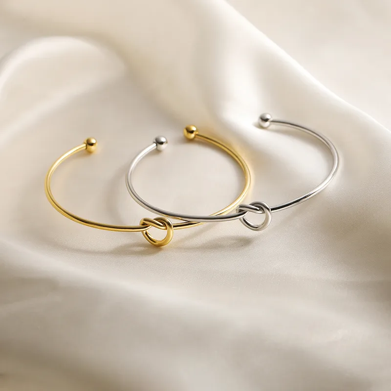 Bracelets manchette fins doré et argenté en acier inoxydable, orné d’un cœur noué.