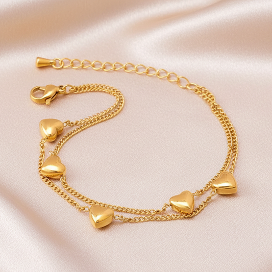 Bracelet doré en acier inoxydable 316L à double maille gourmette et 5 coeurs.