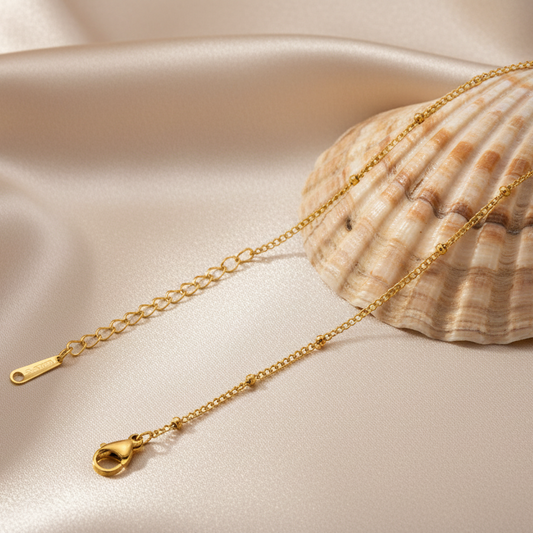 Bracelet maille gourmette fine avec perles dorées en acier inoxydable 316L, bijou tendance chic et minimaliste pour femme