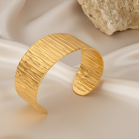 Bracelet manchette large de 3 cm en acier inoxydable doré, finition martelée et brillante, bijou tendance au style chic et bohème, idéal pour femme