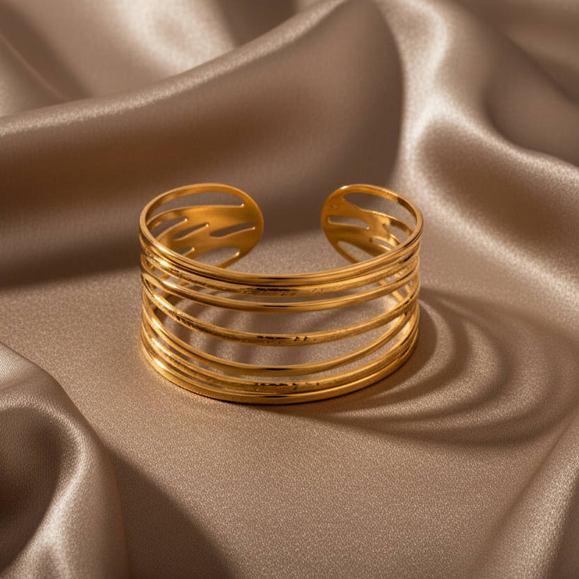 Bracelet manchette doré en acier inoxydable 316L ajouré et martelé.