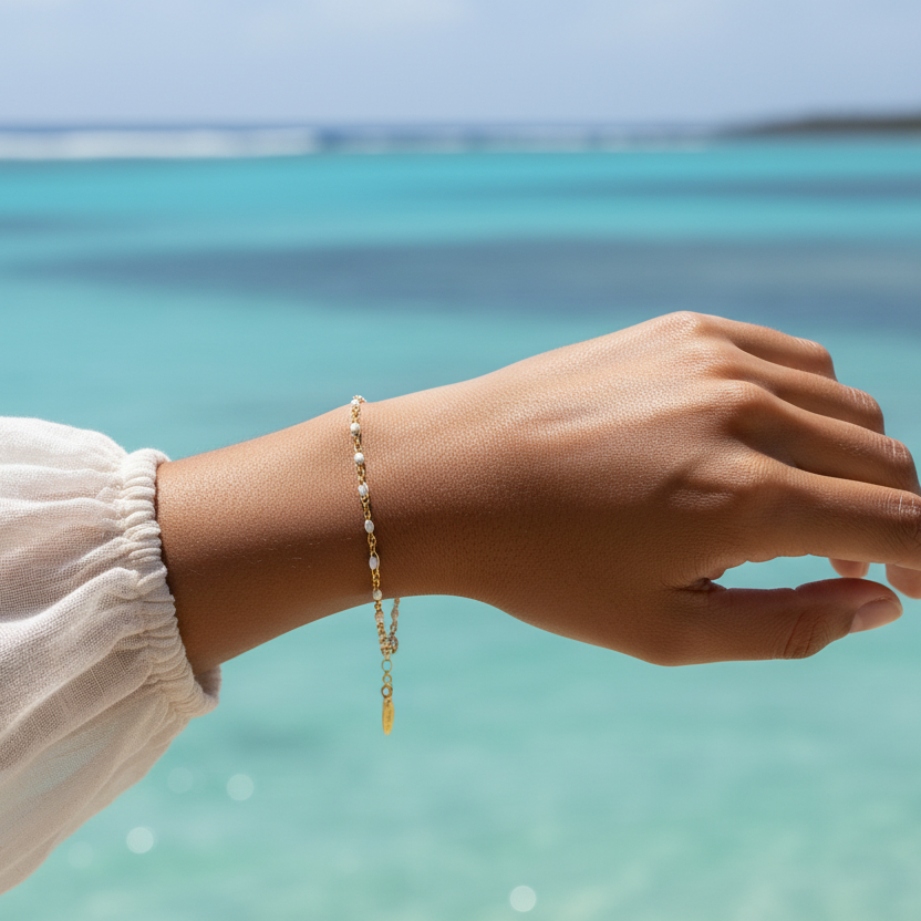 Bracelet tendance fin sur poignet de femme, en acier inoxydable doré et perles en émail blanc, style minimaliste et bohème