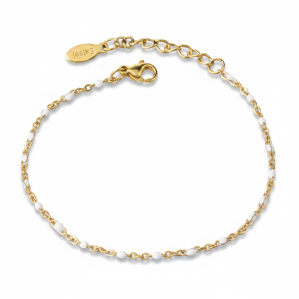 Bracelet fin en acier inoxydable 316L doré orné de perles en émail blanc.