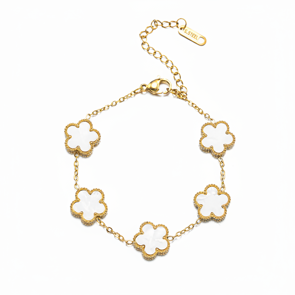 Bracelet doré en acier inoxydable 316L à chaîne fine orné de 5 petites fleurs blanches en nacre.