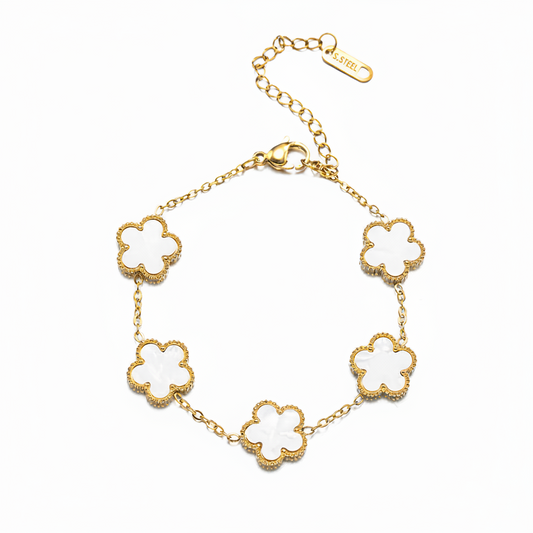 Bracelet doré en acier inoxydable 316L à chaîne fine orné de 5 petites fleurs blanches en nacre.