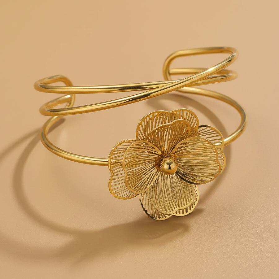 Bracelet manchette doré en acier inoxydable 316L, décoré d’une grande fleur stylisée.