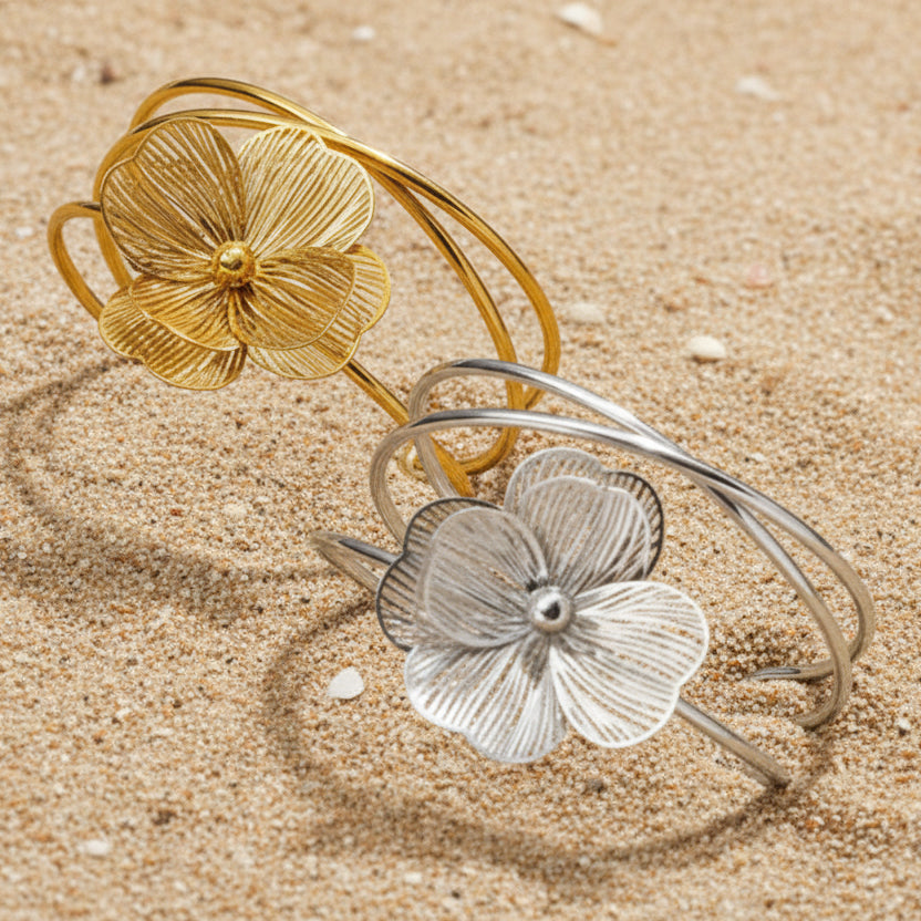 Bracelet manchette en acier inoxydable 316L doré et argenté, décoré d’une grande fleur stylisée.