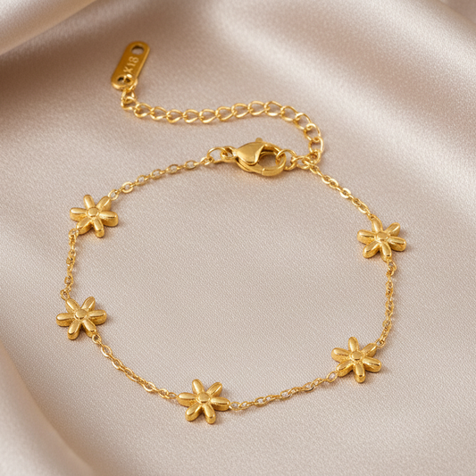Bracelet doré en acier inoxydable 316L à chaîne fine ornée petites fleurs minimalistes.