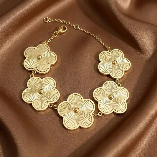 Bracelet en acier inoxydable 316L doré orné de 5 grandes fleurs.