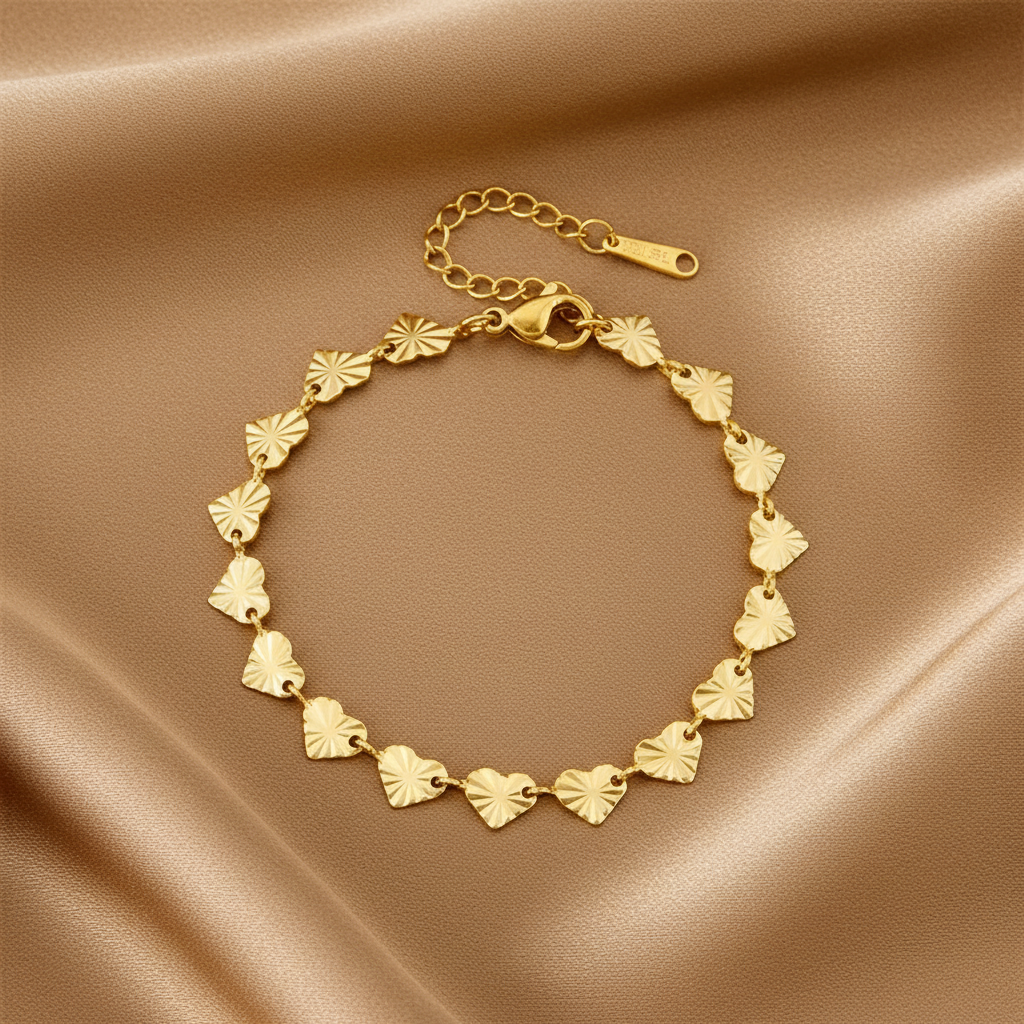 Bracelet poli doré en acier inoxydable 316L à maillons coeurs martelés.
