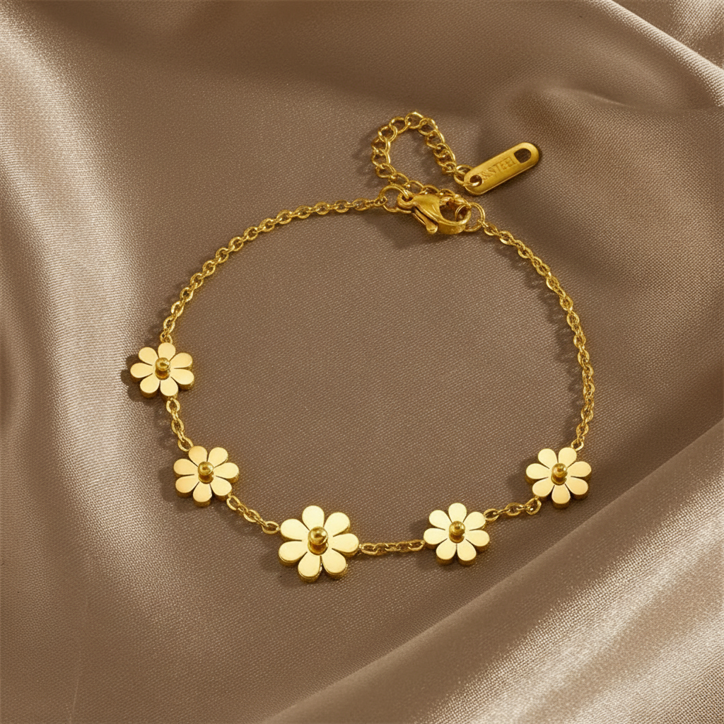 Bracelet doré en acier inoxydable 316L à chaîne fine orné de 5 petites fleurs dont 1 centrale légèrement plus grande.