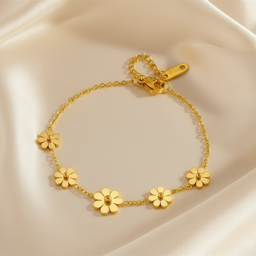 Bracelet pour femme en acier inoxydable doré orné de 5 petites fleurs dont 1 centrale légèrement plus grande, bijou bohème et tendance florale
