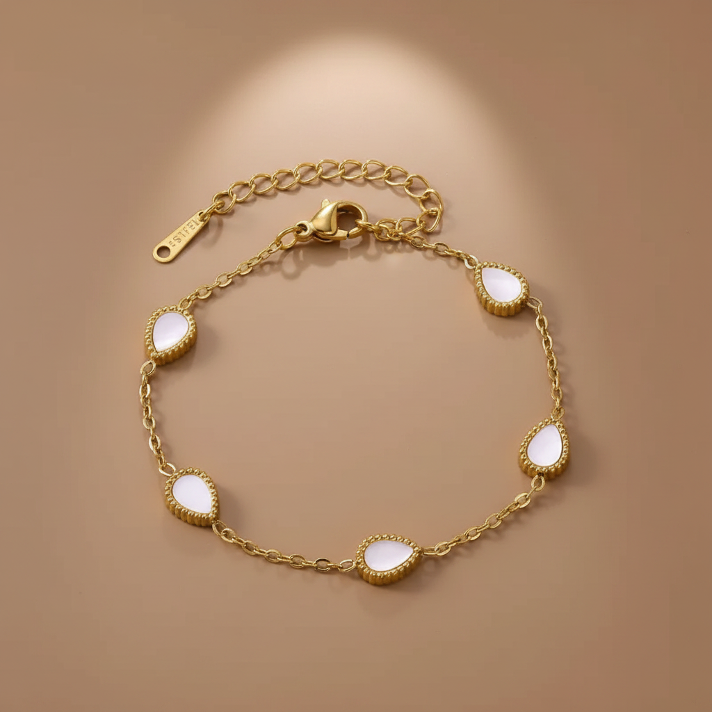 Bracelet en acier inox 316L doré orné de 5 gouttes d'eau en nacre blanche naturelle.
