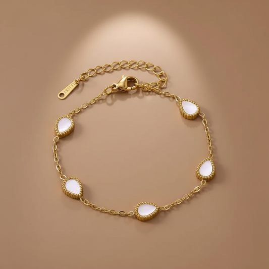 Bracelet en acier inox 316L doré orné de 5 gouttes d'eau en nacre blanche naturelle.