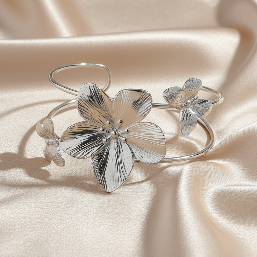 Bracelet manchette femme en acier inoxydable argenté, décoré d’une grande fleur tropicale et de deux papillons, style bohème 