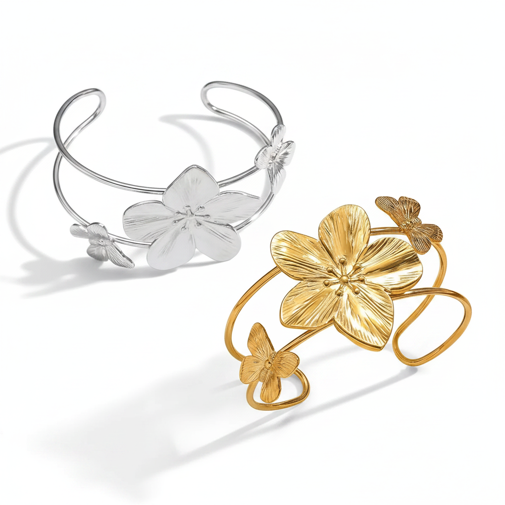 Bracelet manchette en acier inoxydable 316L doré et argenté, décoré d’une grande fleur tropicale et de deux papillons.