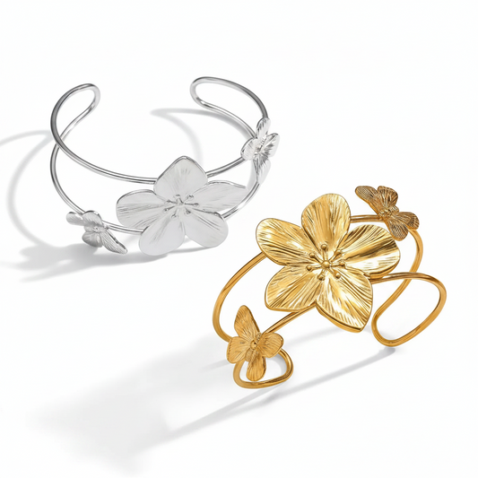 Bracelet manchette en acier inoxydable 316L doré et argenté, décoré d’une grande fleur tropicale et de deux papillons.