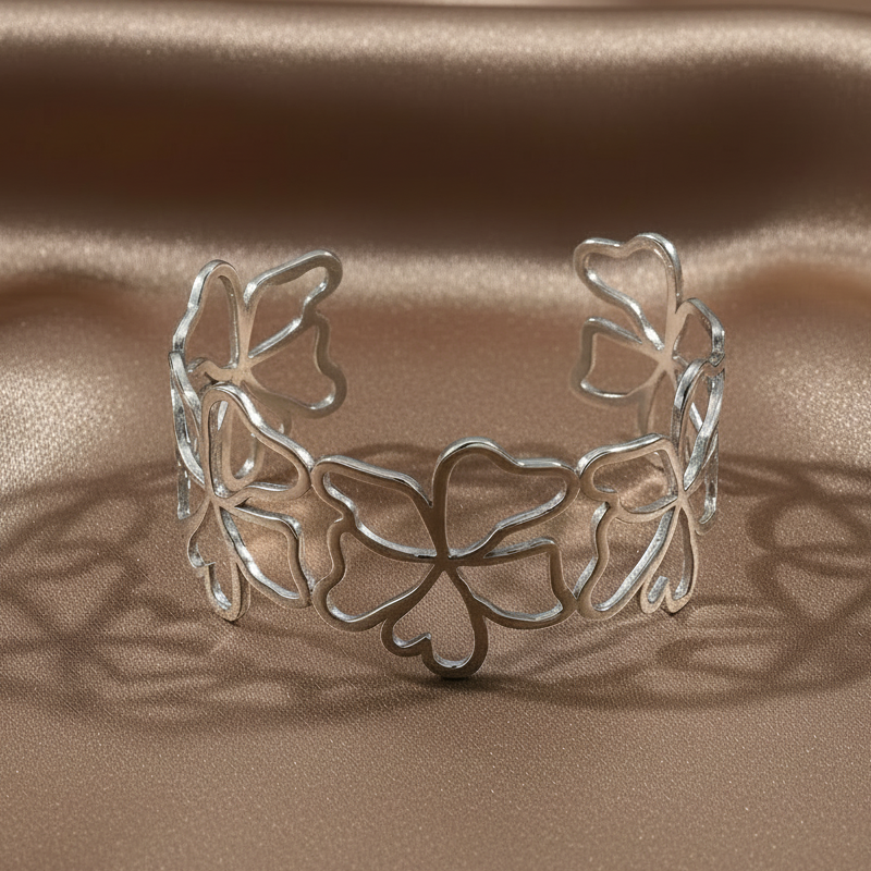 Bracelet manchette argenté en acier inoxydable 316L avec fleurs ajourées.