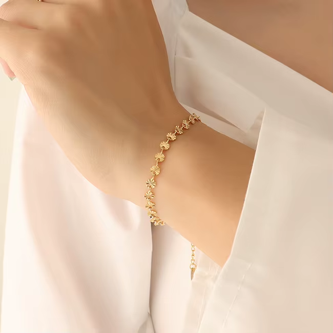 Femme portant un bracelet en acier inoxydable doré à chaîne maillons ronds martelés, bijou tendance au style chic et bohème