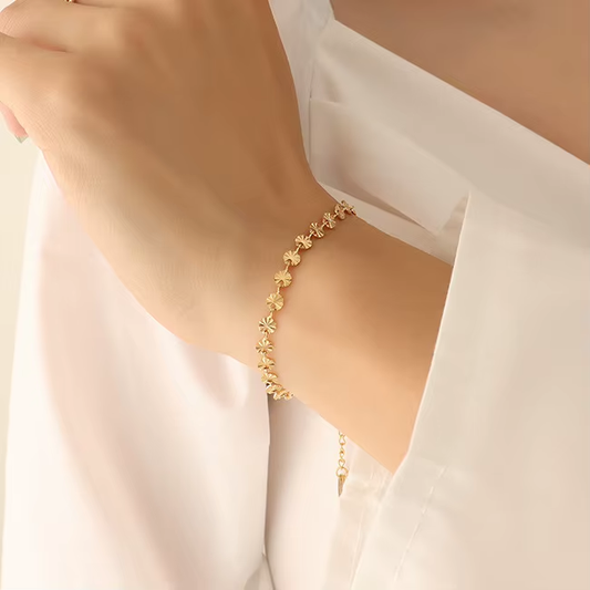 Femme portant un bracelet en acier inoxydable doré à chaîne maillons ronds martelés, bijou tendance au style chic et bohème