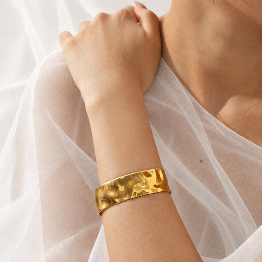 Bracelet manchette doré en acier inoxydable 316L martelé porté. 