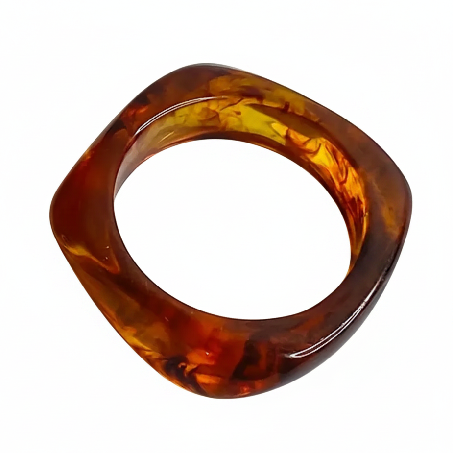 Bracelet jonc géométrique en résine brun fumé.