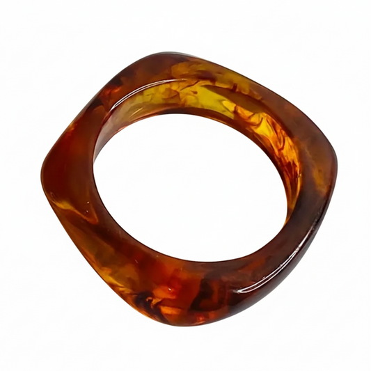 Bracelet jonc géométrique en résine brun fumé.
