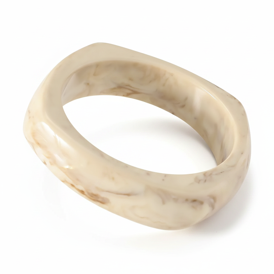 Bracelet jonc géométrique en jade de couleur ivoire marbré.