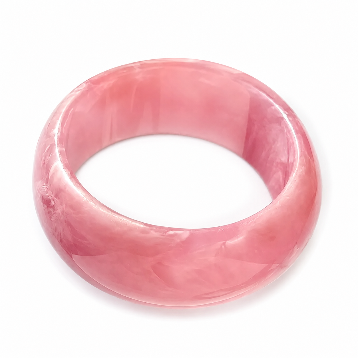 Bracelet jonc en résine rose nacré.