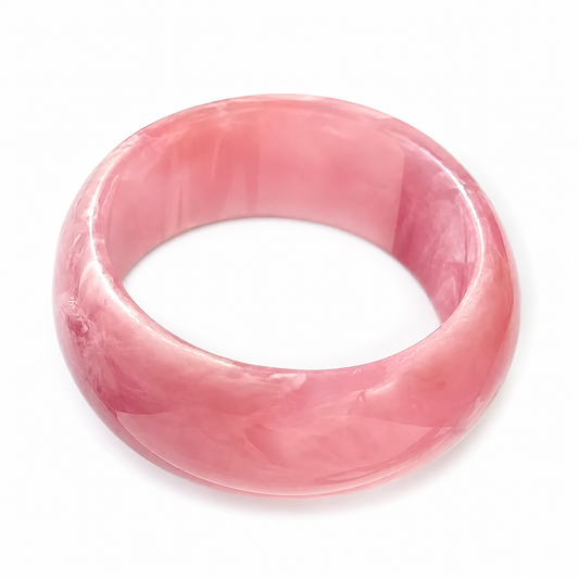Bracelet jonc en résine rose nacré.