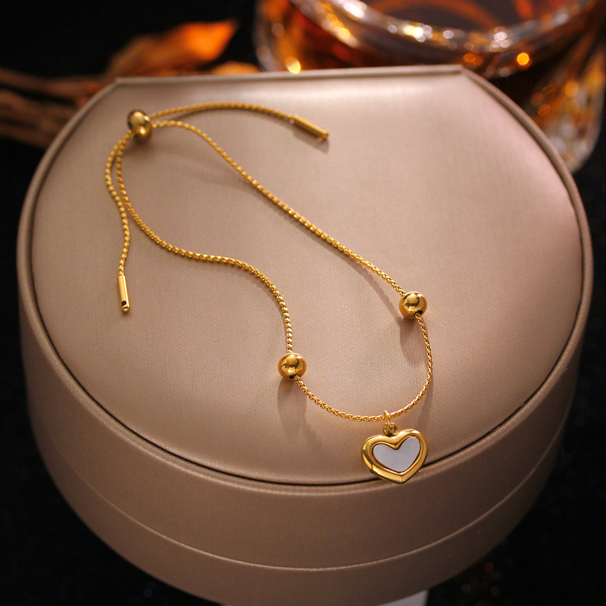 Bracelet femme fin en acier inoxydable doré coulissant avec charm cœur en nacre