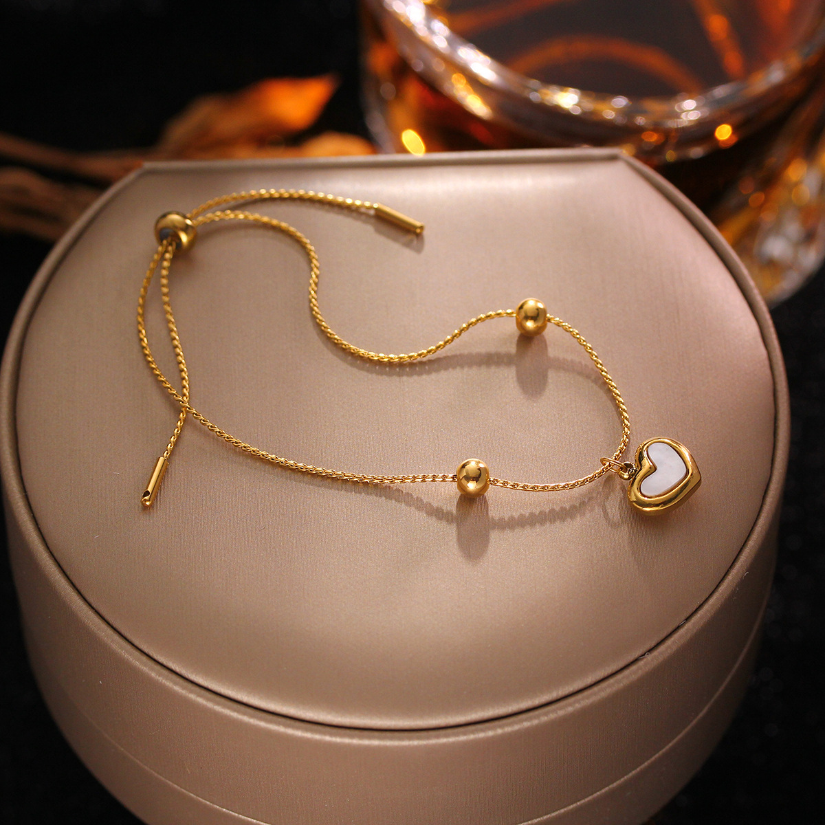 Bracelet femme fin en acier inoxydable doré coulissant avec charm cœur en nacre