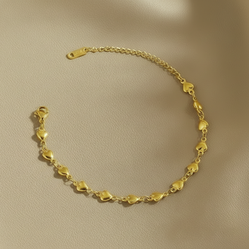 Bracelet doré en acier inoxydable 316L à chaîne de petits coeurs.