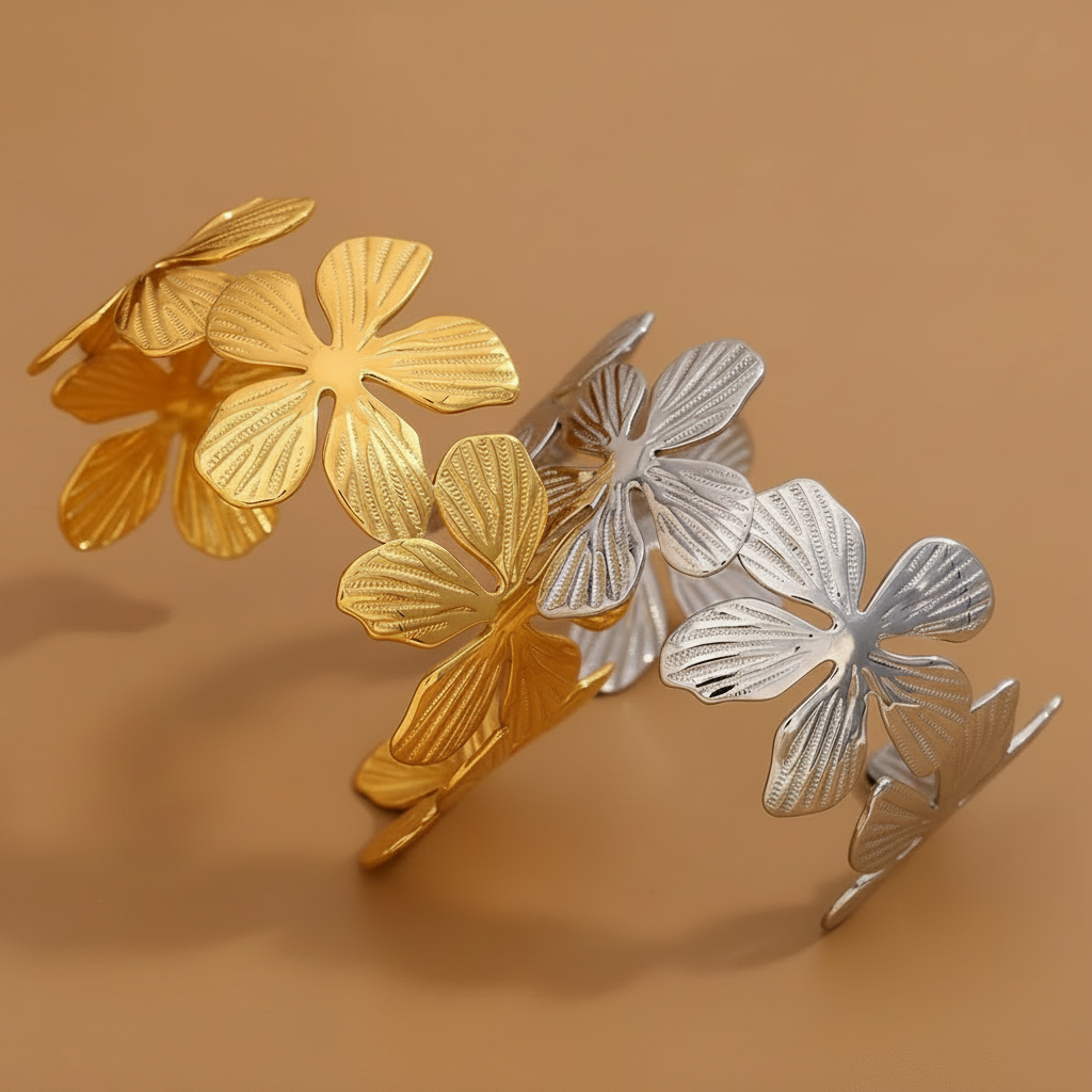 Bracelet manchette tendance à larges fleurs en acier inoxydable 316L doré et argenté.