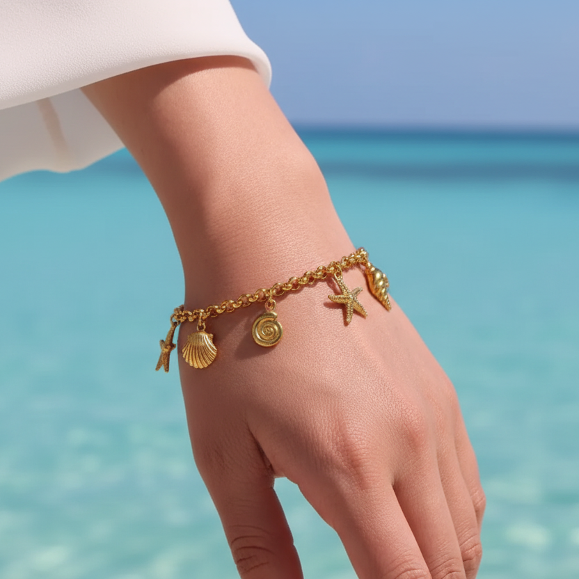 Femme portant un bracelet doré en acier inoxydable, maille rolo pour breloques, bijou bohème chic — Swann Bijoux Guadeloupe