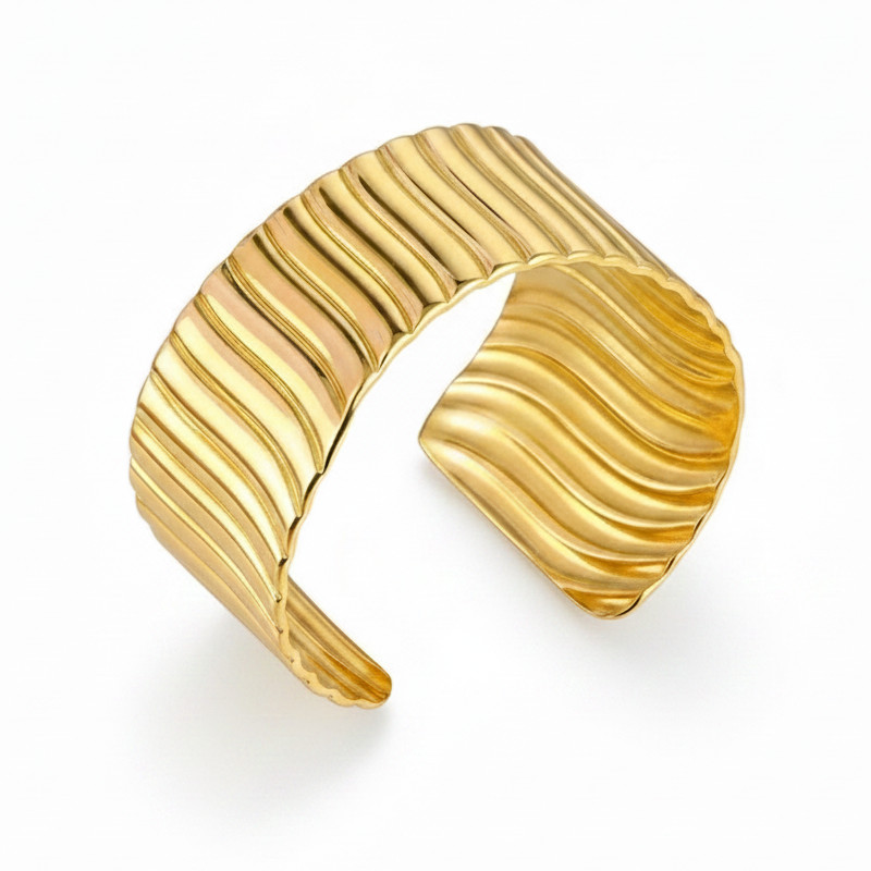 Bracelet manchette doré en acier inoxydable 316L martelé et stylisé.