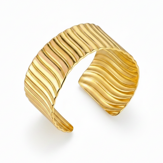 Bracelet manchette doré en acier inoxydable 316L martelé et stylisé.
