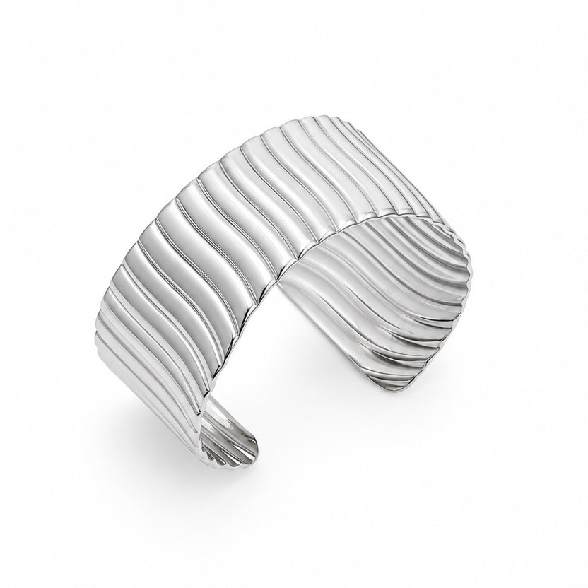 Bracelet manchette en acier inoxydable 316L argenté, martelé et stylisé.