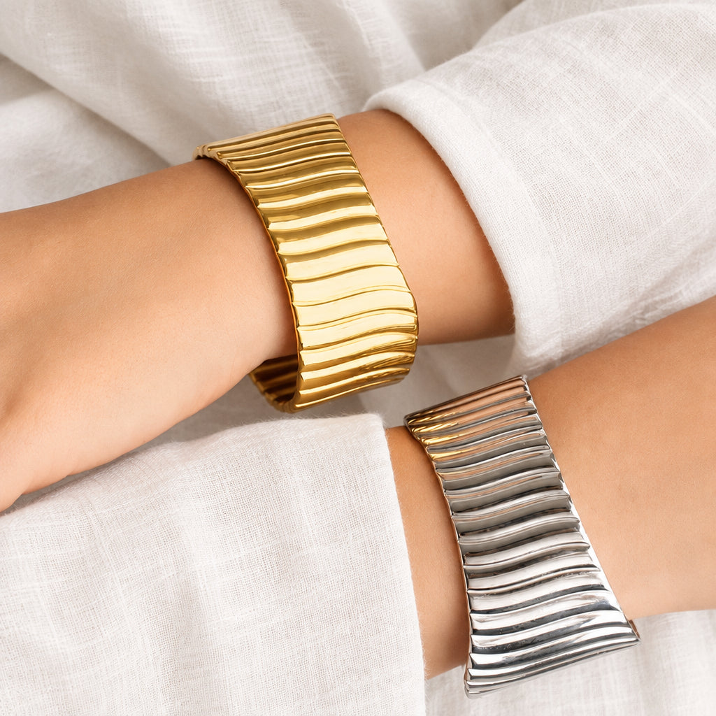 Bracelet manchette en acier inoxydable 316L doré et argenté, martelé et stylisé porté. 
