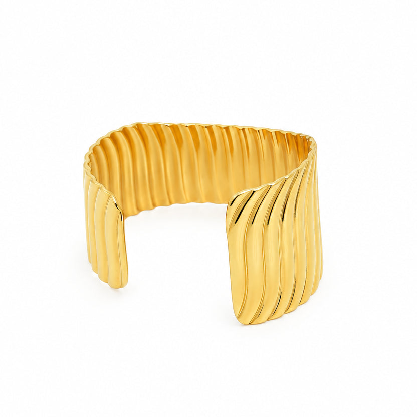 Bracelet manchette large en acier inoxydable 316L doré martelé et stylisé.