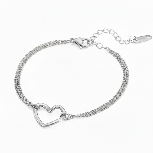 Bracelet argenté en acier inoxydable 316L à double chaîne fine maille gourmette orné d'un coeur ajouré.