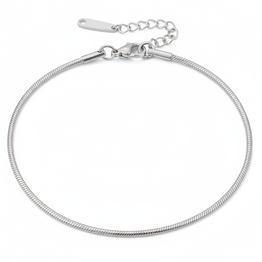 Bracelet de cheville argenté en acier inoxydable 316L à fine chaîne serpent.