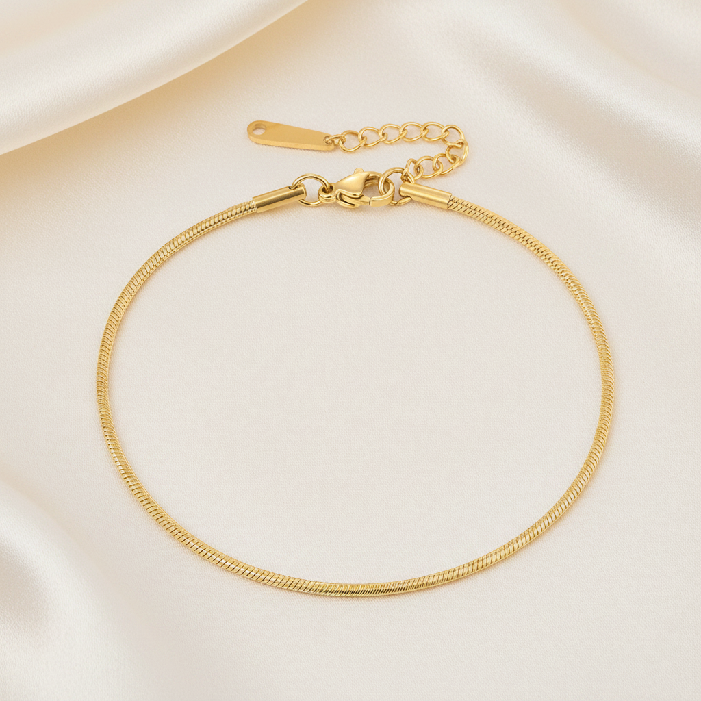 Bracelet de cheville doré en acier inoxydable 316L à fine maille serpent.