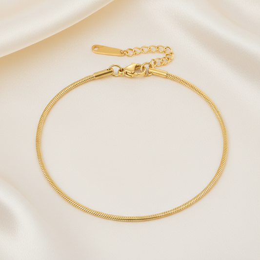 Bracelet de cheville doré en acier inoxydable 316L à fine maille serpent.