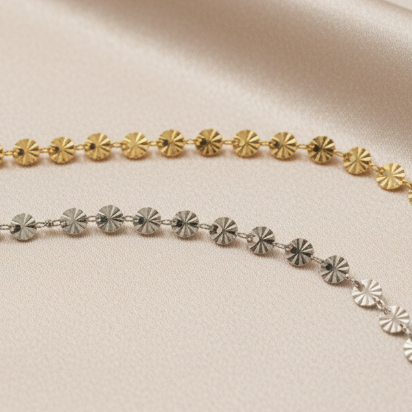 Zoom sur bracelet de cheville en acier inoxydable argenté ou doré à maillons ronds martelés, style bohème et tendance
