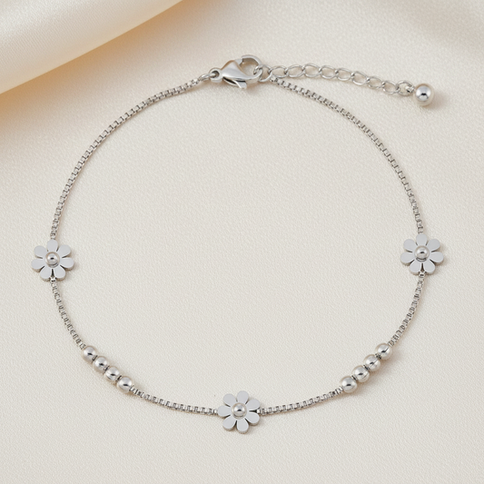 Bracelet de cheville en acier inoxydable 316L argenté orné de 3 petites fleurs et 8 perles.