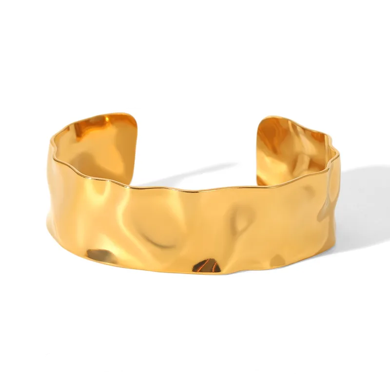 Bracelet manchette doré en acier inoxydable 316L martelé.