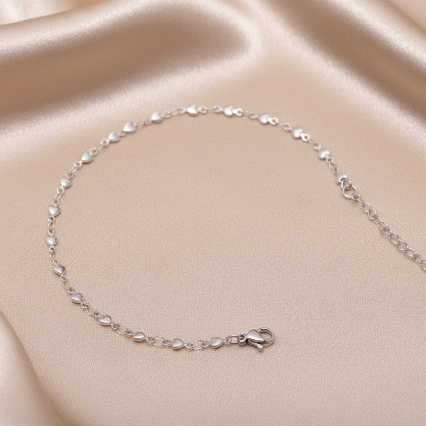 Bracelet de cheville argenté en acier inoxydable 316L à chaîne de petits coeurs.